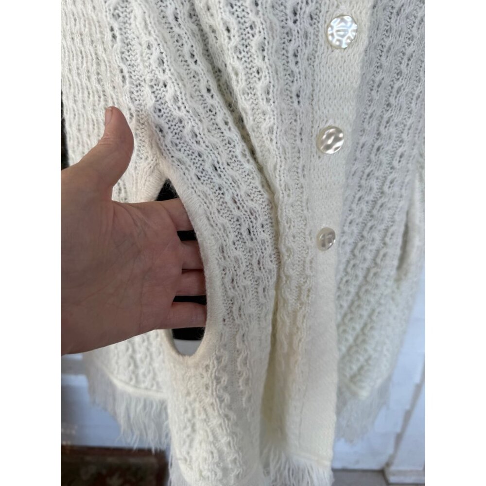 Vintage 70's Cable Knit White Acrylic Button up Fringed Poncho Cape One Size - Picture 5 of 11